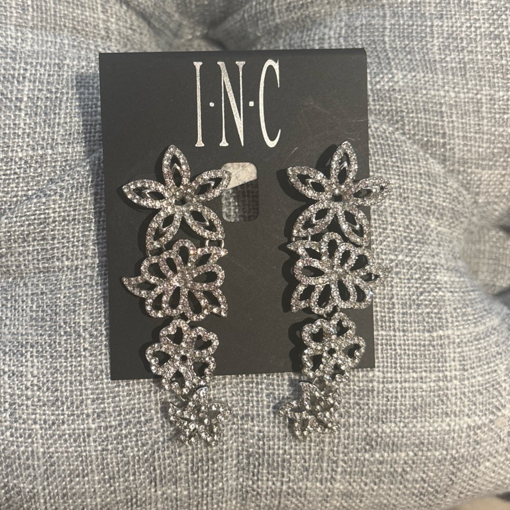 NWT! INC International Concepts Silver Floral Earrings